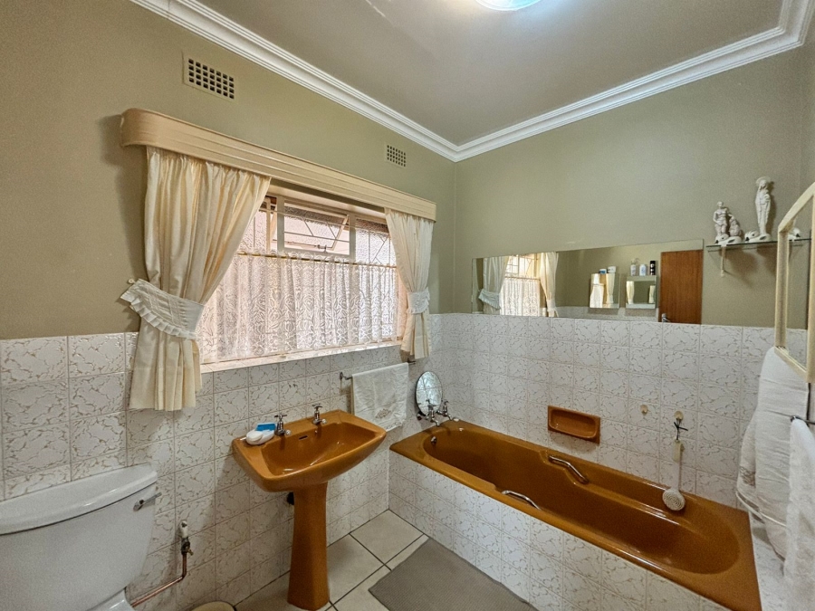 6 Bedroom Property for Sale in Flamwood North West
